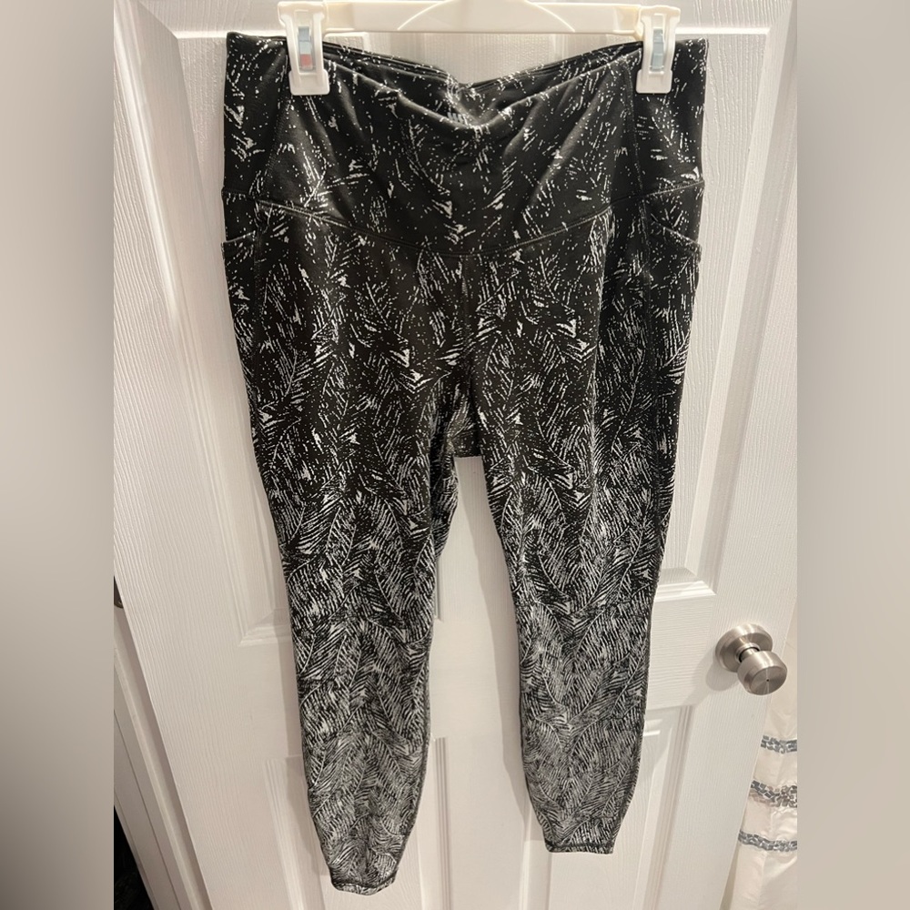 Target all in motion size large leggings green and white design